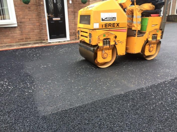 Hiring Tarmac Contractors and Laying a Tarmac Driveway